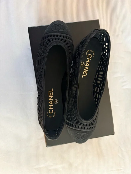 CHANEL Black Laser-Cut Ballet Flats 39 BALLET FLATS
Embroidered Cotton - Picture 8 of 12